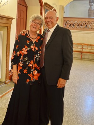 Kurt und Bea warten auf die Tänze am Herbstball